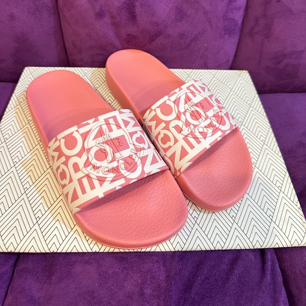 Moncler Slide. Size 37. Brandnew